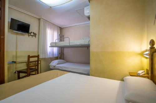 Habitación Doble con 2 camas supletorias del hotel Yit Puerta Bisagra. Foto 4