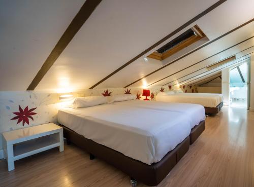 Habitación Doble con 2 camas supletorias del hotel Yit Puerta Bisagra. Foto 6