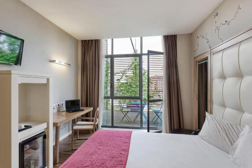 Habitación con cama extragrande y balcón del hotel ITALIANA HOTELS MILAN RHO FAIR