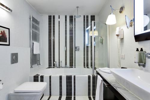 Habitación con cama extragrande y balcón del hotel ITALIANA HOTELS MILAN RHO FAIR. Foto 3