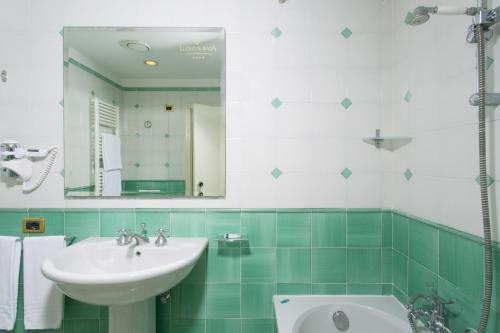 Habitación Doble con vistas al mar del hotel Lloyd's Baia. Foto 1