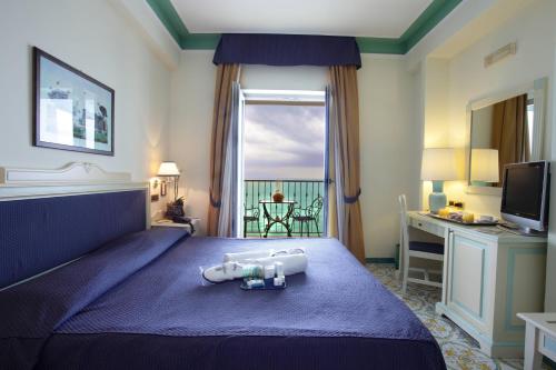 Habitación Doble con vistas al mar del hotel Lloyd's Baia. Foto 5