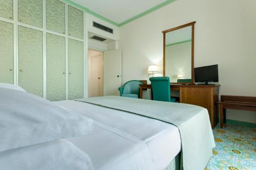 Habitación Doble con vistas al mar del hotel Lloyd's Baia. Foto 8