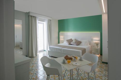 Habitación Superior con vistas parciales al mar del hotel Lloyd's Baia