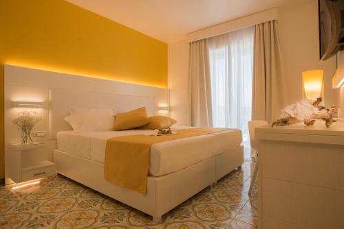 Habitación Superior con vistas parciales al mar del hotel Lloyd's Baia. Foto 2