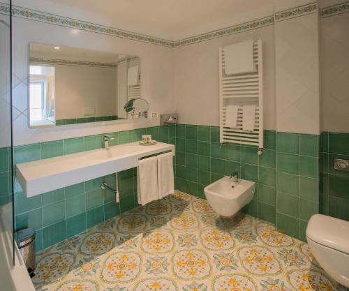 Habitación Superior con vistas parciales al mar del hotel Lloyd's Baia. Foto 3