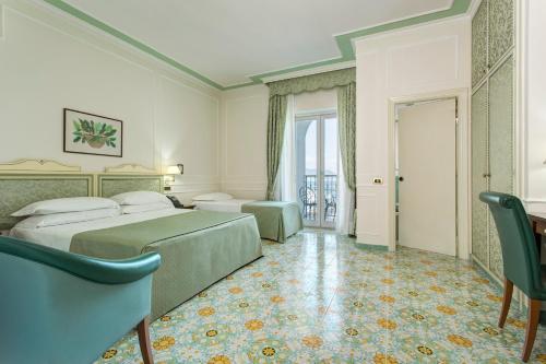 Habitación Triple con vistas parciales al mar del hotel Lloyd's Baia. Foto 2