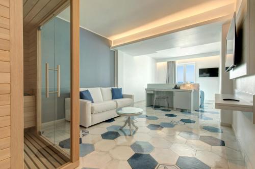 Suite con sauna del hotel Lloyd's Baia. Foto 3
