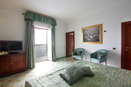 Suite con vistas al mar del hotel Lloyd's Baia. Foto 3