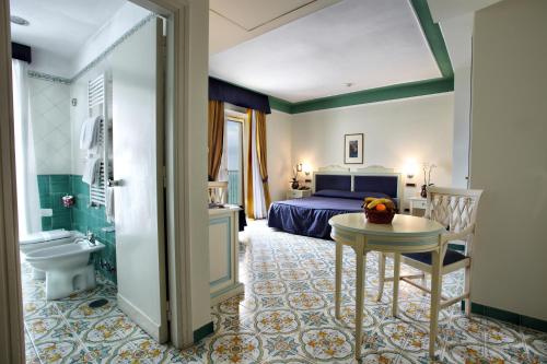 Habitación Cuádruple con vistas parciales al mar del hotel Lloyd's Baia. Foto 3