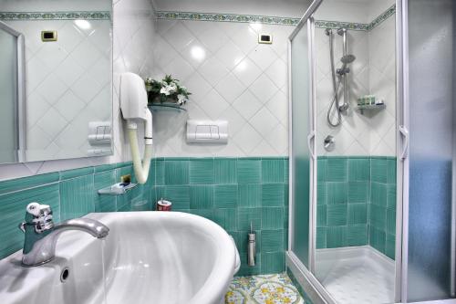 Habitación Cuádruple con vistas parciales al mar del hotel Lloyd's Baia. Foto 4