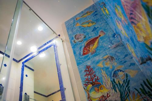 Habitación Familiar Superior con vistas parciales al mar del hotel Lloyd's Baia. Foto 6