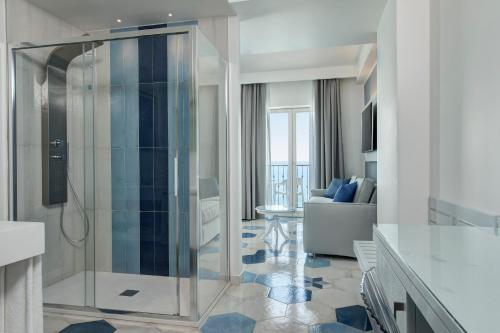 Habitación Familiar Superior con vistas parciales al mar del hotel Lloyd's Baia. Foto 8