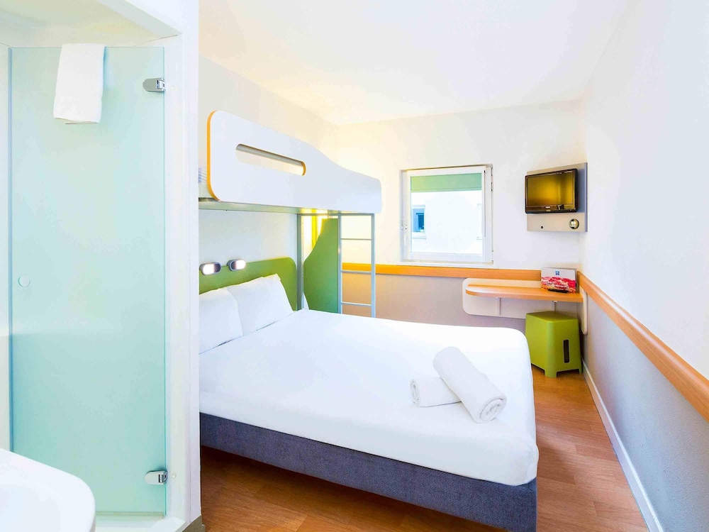 TRIPLE - habitación con una cama doble y una cama individual de dos pisos del hotel Ibis Budget Glasgow