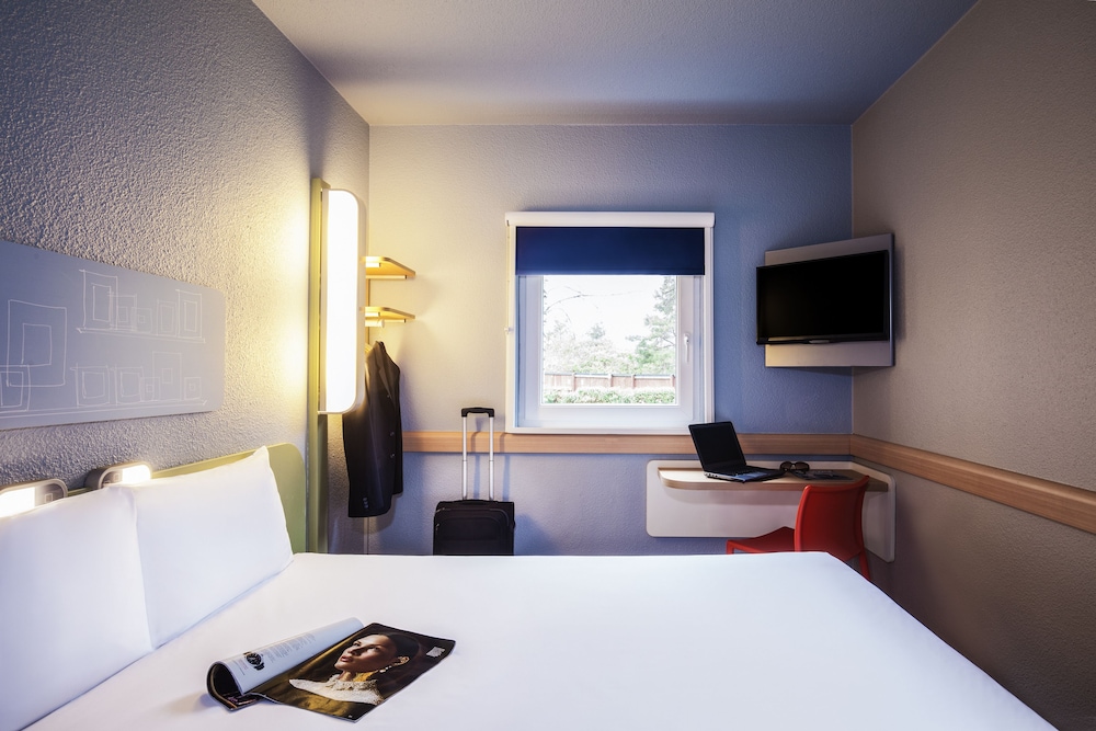 TRIPLE - habitación con una cama doble y una cama individual de dos pisos del hotel Ibis Budget Glasgow. Foto 2