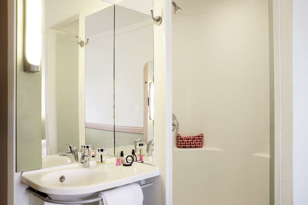 TRIPLE - habitación con una cama doble y una cama individual de dos pisos del hotel Ibis Budget Glasgow. Foto 5