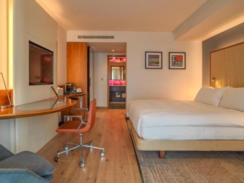 Habitación con cama extragrande del hotel Hilton London Heathrow Airport Terminal 5. Foto 1