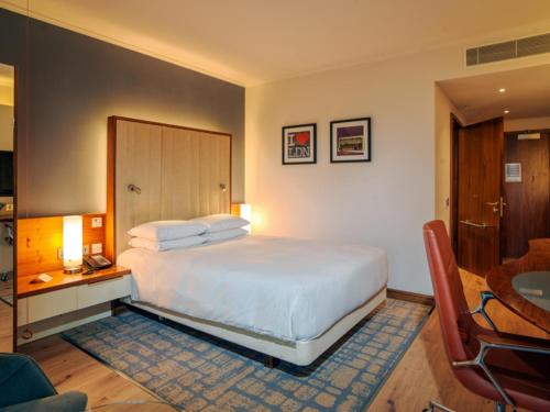 Habitación con cama grande adaptada para personas de movilidad reducida del hotel Hilton London Heathrow Airport Terminal 5
