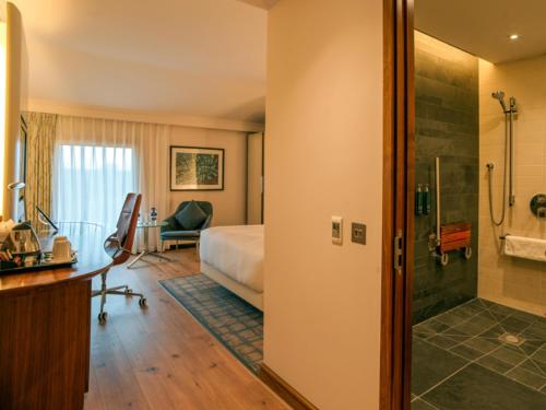 Habitación con cama grande adaptada para personas de movilidad reducida del hotel Hilton London Heathrow Airport Terminal 5. Foto 1