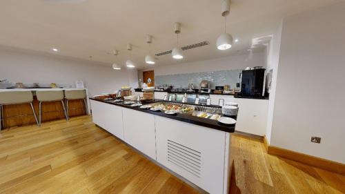 Executive Queen Room Accessible with Lounge Access del hotel Hilton London Heathrow Airport Terminal 5. Foto 6