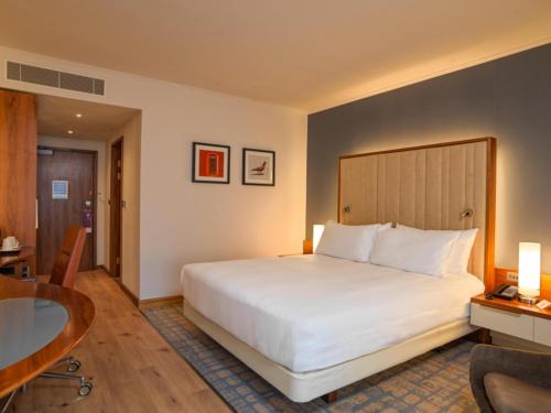 Habitación Executive con acceso al salón y cama extragrande del hotel Hilton London Heathrow Airport Terminal 5