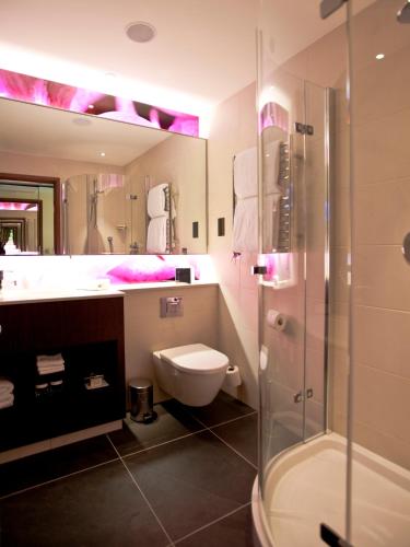 Habitación Executive con acceso al salón y cama extragrande del hotel Hilton London Heathrow Airport Terminal 5. Foto 2