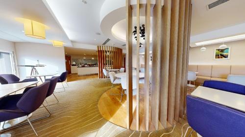 Habitación Executive con acceso al salón y cama extragrande del hotel Hilton London Heathrow Airport Terminal 5. Foto 3