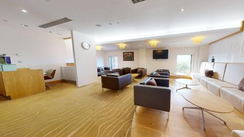 Habitación Executive con acceso al salón y cama extragrande del hotel Hilton London Heathrow Airport Terminal 5. Foto 4