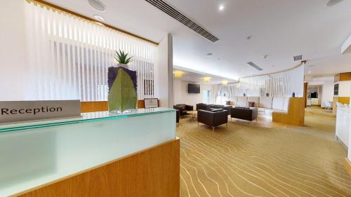 Habitación Executive con acceso al salón y cama extragrande del hotel Hilton London Heathrow Airport Terminal 5. Foto 5