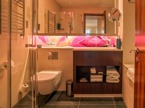Suite de 1 dormitorio con cama extragrande - Acceso al salón del hotel Hilton London Heathrow Airport Terminal 5