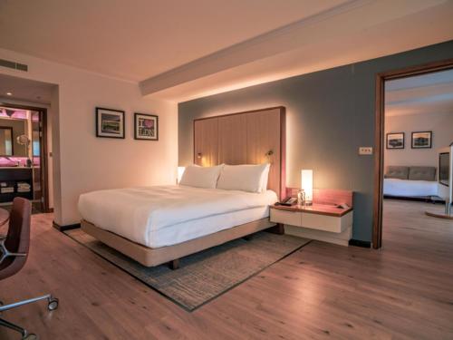 Suite de 1 dormitorio con cama extragrande - Acceso al salón del hotel Hilton London Heathrow Airport Terminal 5. Foto 1