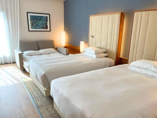 Family Room with Two Twin Beds and One Double Sofa Bed del hotel Hilton London Heathrow Airport Terminal 5