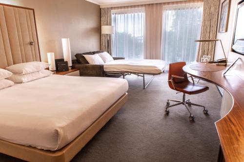 Family Room with One King Bed and One Double Sofa Bed del hotel Hilton London Heathrow Airport Terminal 5. Foto 1