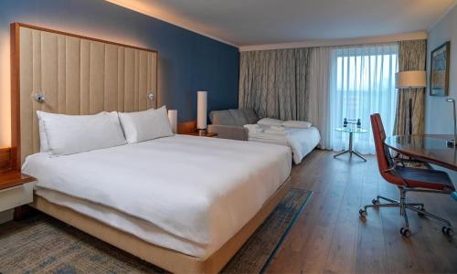 Family Room with One King Bed and One Double Sofa Bed del hotel Hilton London Heathrow Airport Terminal 5. Foto 1