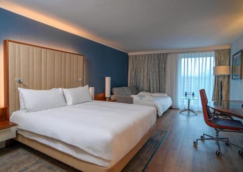 Family Room with One King Bed and One Double Sofa Bed del hotel Hilton London Heathrow Airport Terminal 5. Foto 2