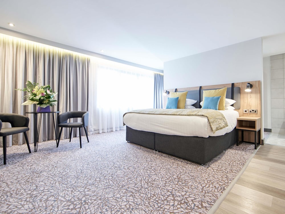 Habitación Privilege con cama King Size y sofá - cama del hotel Mercure Newcastle George Washington Golf and Spa