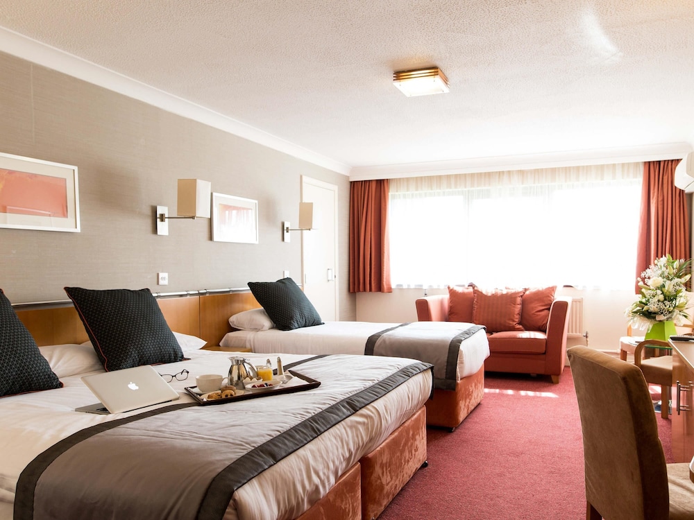 Habitación Familiar Estándar con cama King Size y cama individual del hotel Mercure Newcastle George Washington Golf and Spa. Foto 3