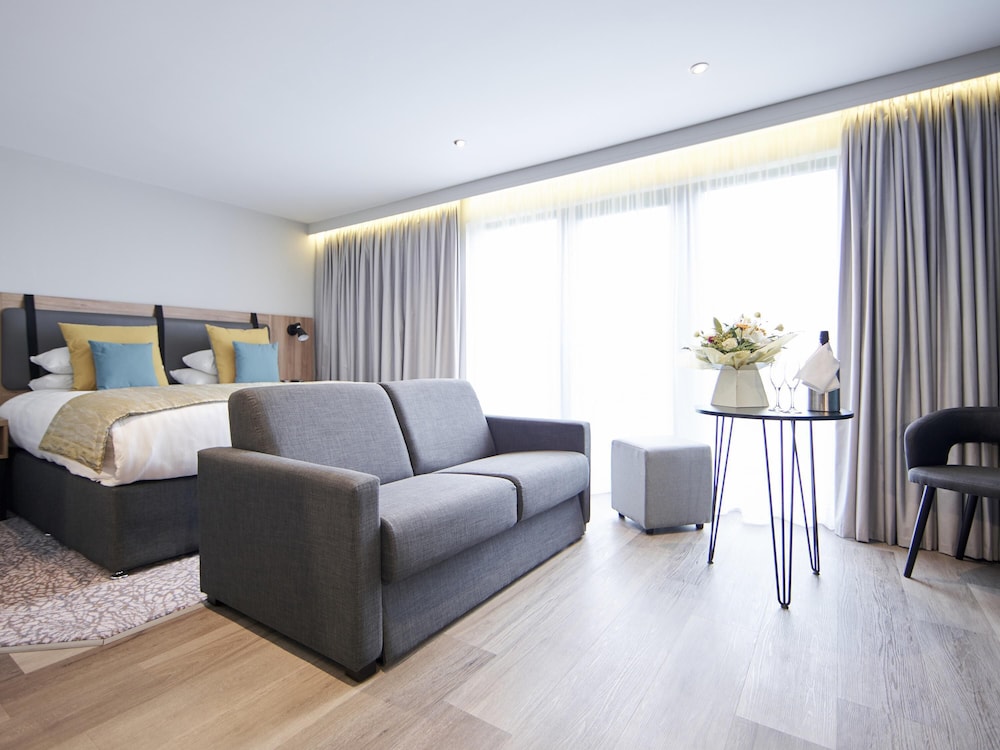 Habitación Privilege con cama King Size y sofá - cama del hotel Mercure Newcastle George Washington Golf and Spa