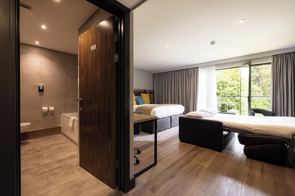 Habitación Privilege con cama King Size y sofá - cama del hotel Mercure Newcastle George Washington Golf and Spa. Foto 1