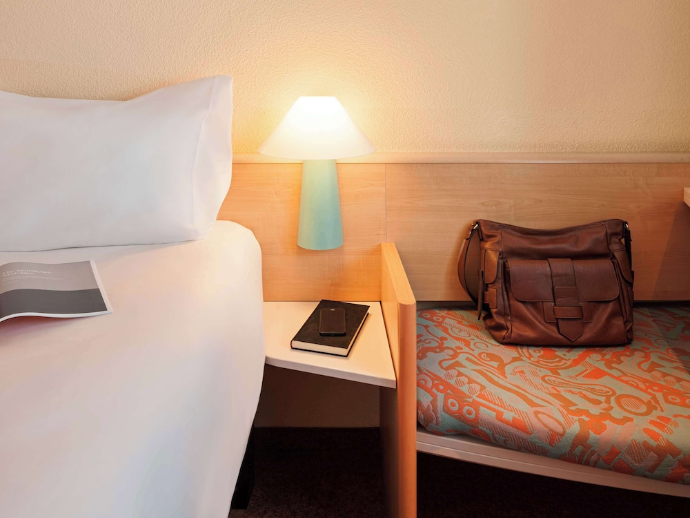 Habitación estándar con una cama doble del hotel Ibis Berlin Spandau. Foto 1
