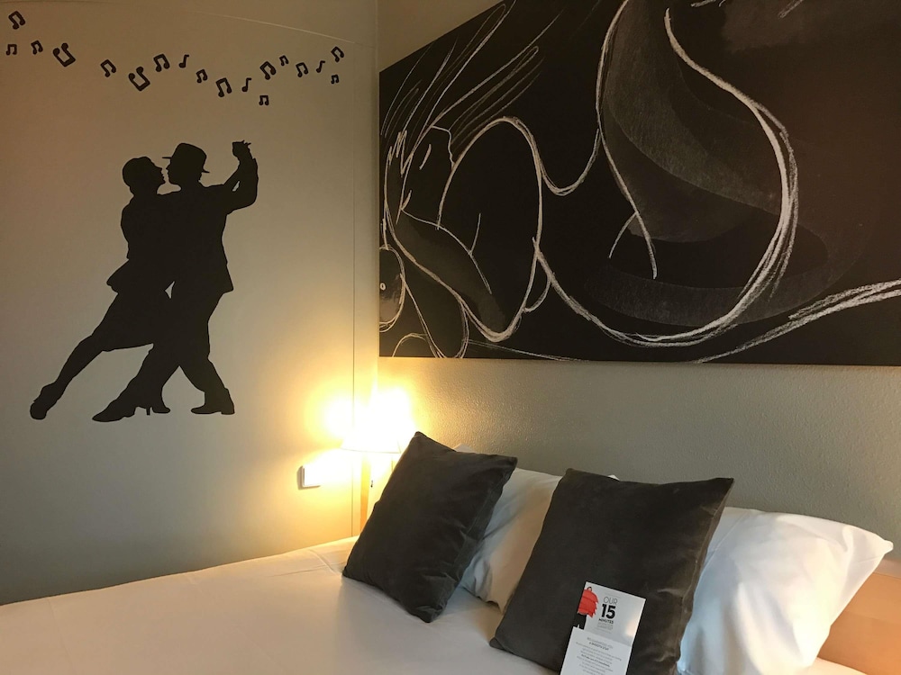 Habitación estándar con una cama doble del hotel Ibis Berlin Spandau. Foto 3