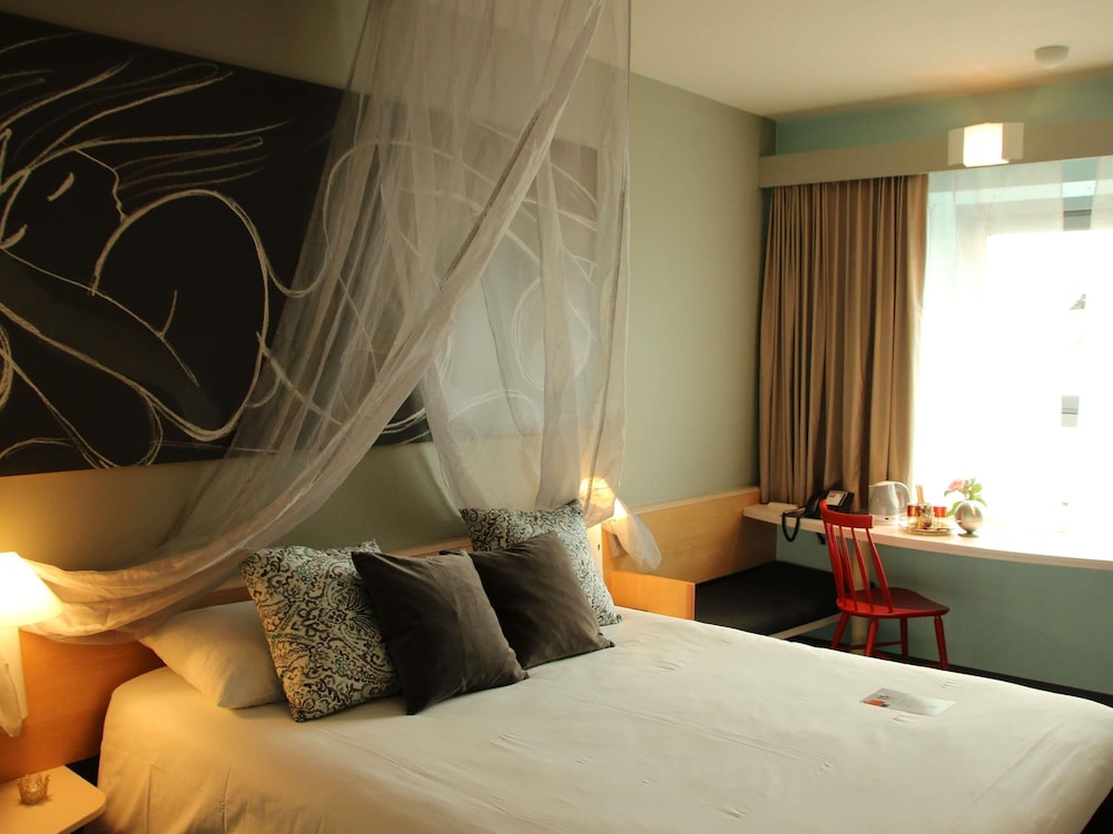 Habitación estándar con una cama doble del hotel Ibis Berlin Spandau. Foto 6