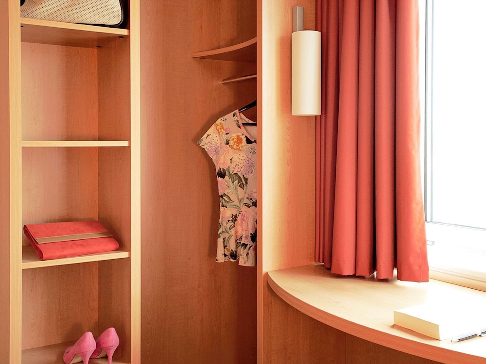 Habitación estándar con una cama doble del hotel Ibis Berlin Spandau. Foto 7