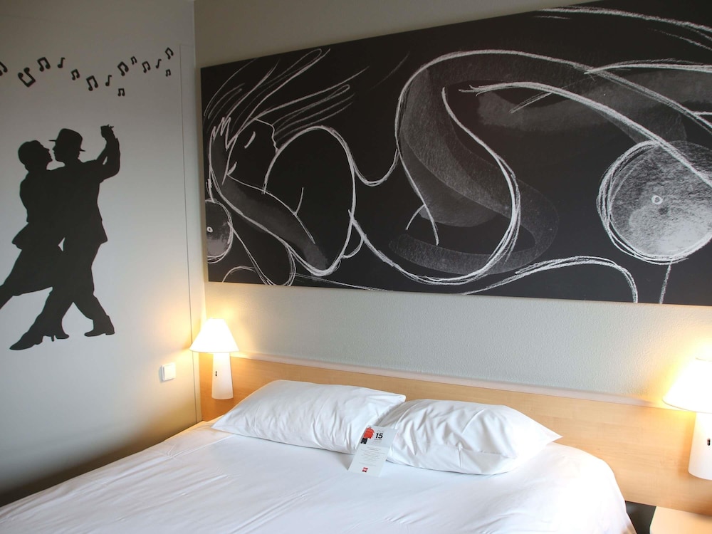 Habitación estándar con una cama doble del hotel Ibis Berlin Spandau. Foto 9