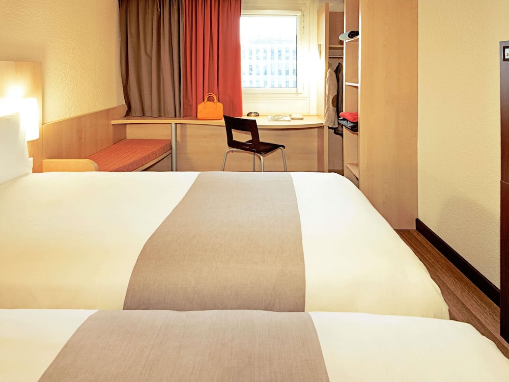 Habitación estándar con 2 camas individuales del hotel Ibis Berlin Spandau. Foto 4