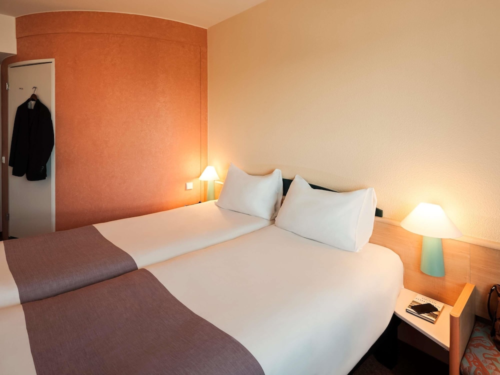 Habitación estándar con 2 camas individuales del hotel Ibis Berlin Spandau. Foto 5