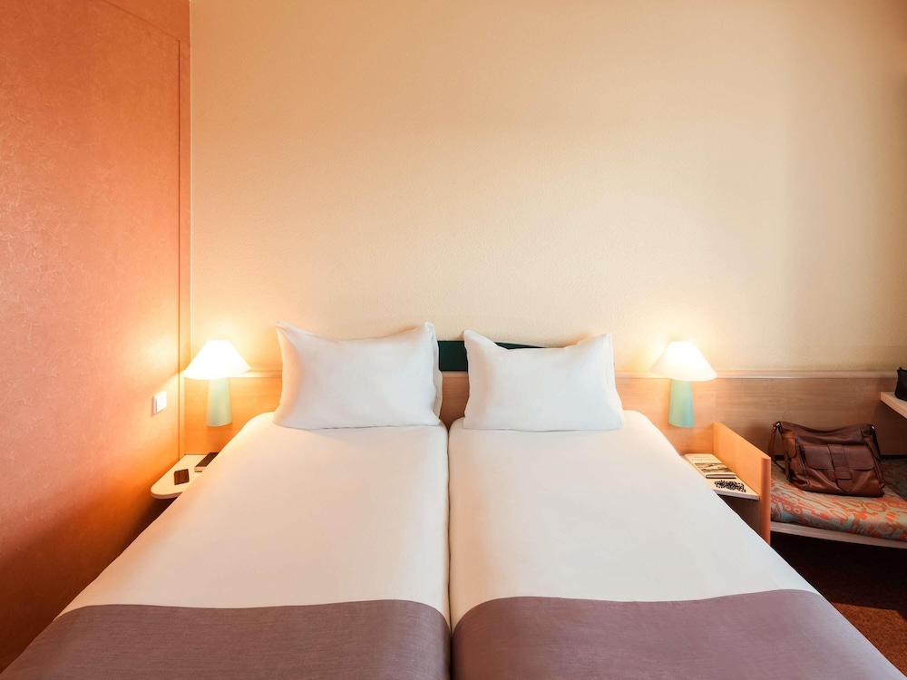 Habitación estándar con 2 camas individuales del hotel Ibis Berlin Spandau. Foto 7