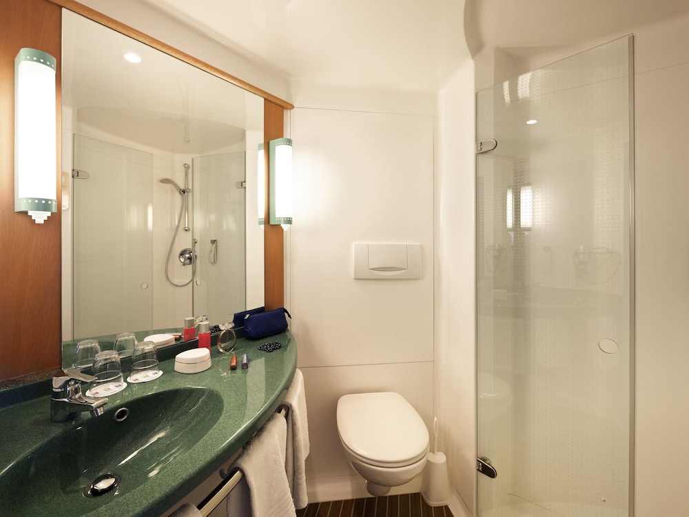 Habitación estándar con 2 camas individuales del hotel Ibis Berlin Spandau. Foto 8