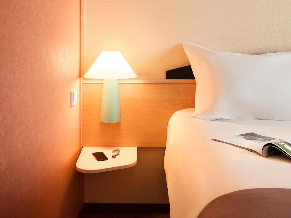 Habitación estándar con 2 camas individuales del hotel Ibis Berlin Spandau. Foto 10