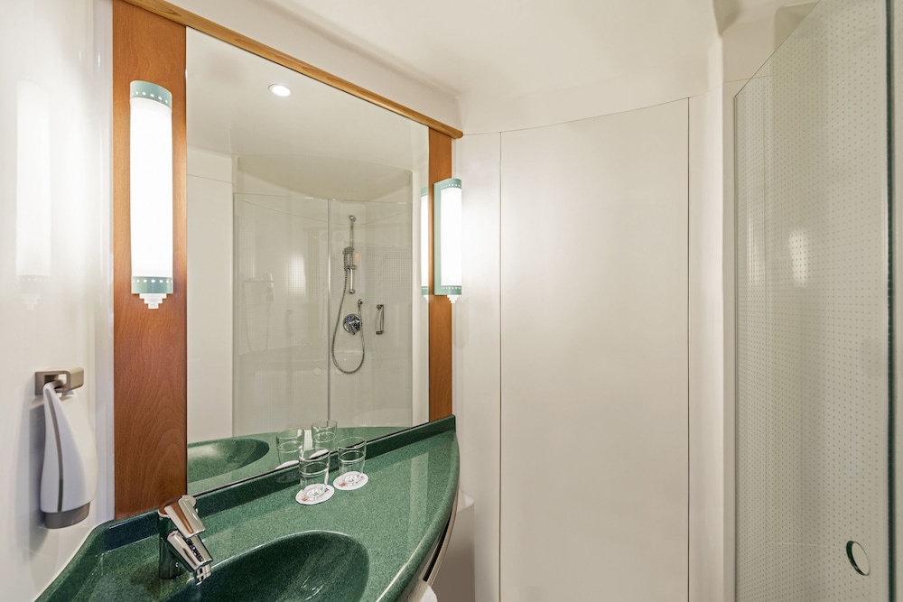 Habitación estándar con 2 camas individuales del hotel Ibis Berlin Spandau. Foto 11